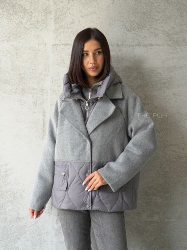 Серая комбинированная куртка с манишкой