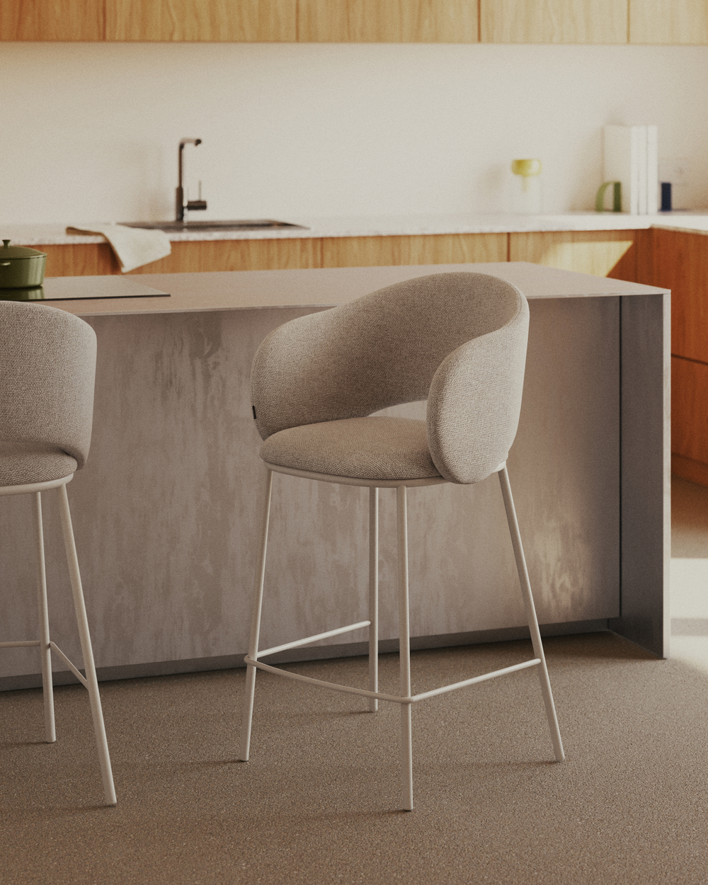 Полубарный стул Maina из бежевой шенилли и ножками в бежевой отделке, 65 см