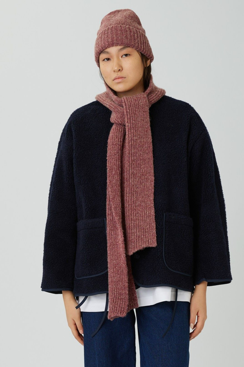 Шапка из шерсти брусничного цвета