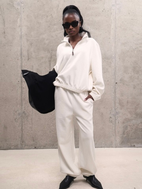 Белый флисовый костюм с воротом на молнии