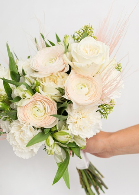 Букет невесты из ранункулюсов и пионовидной розы