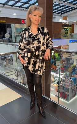 Тонкая черно-белая туника с хомутом и подвеской