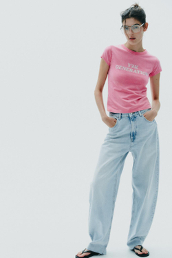 ZARA ФУТБОЛКА ИЗ ТКАНИ С ЭФФЕКТОМ ПОТЕРТОСТИ И СТРАЗАМИ, РОЗОВЫЙ