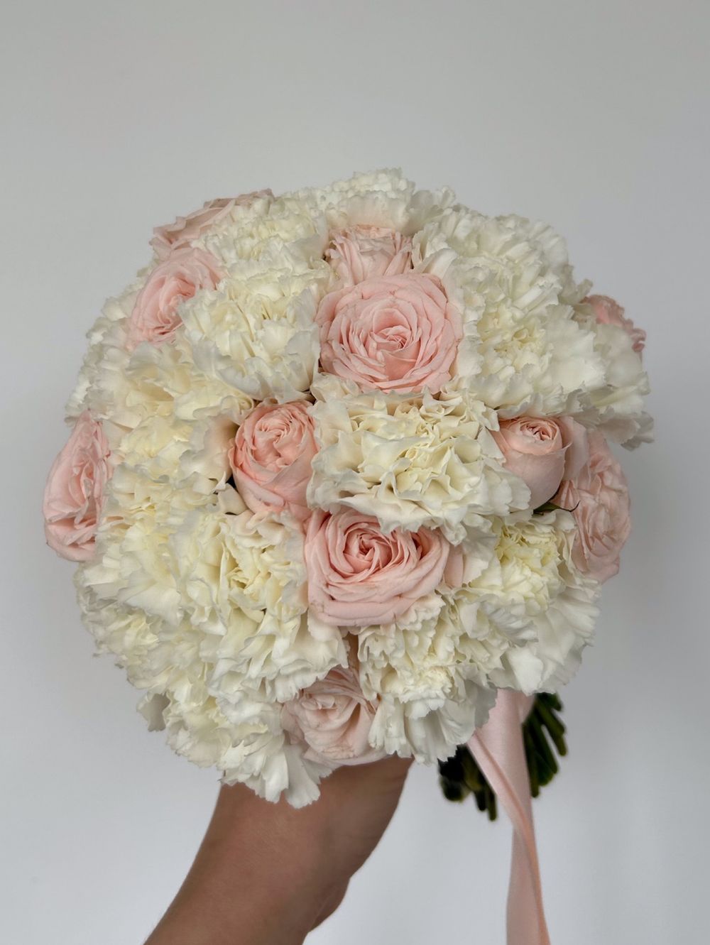 Свадебный букет из кустовых пионовидных роз и диантусов