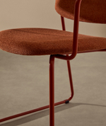 Стул Meli с подлокотниками из терракотовой шенилли с терракотовыми металлическими ножками