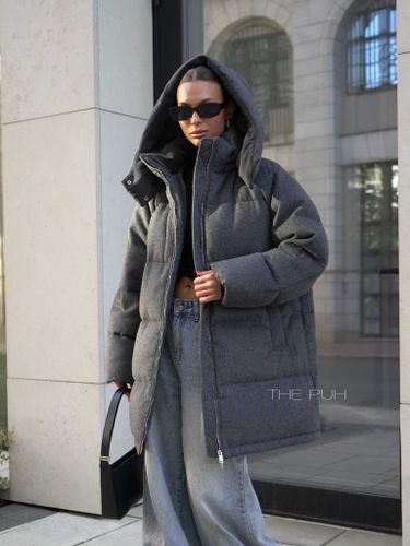 Удлиненный женский пуховик темно-серого цвета