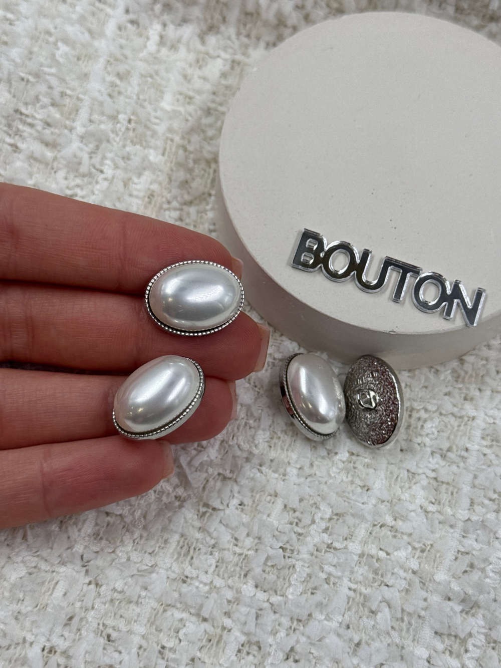 Пуговицы серебристые овальные с крупной жемчужиной