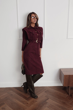 Платье из спандекса с акцентными плечами и карманами