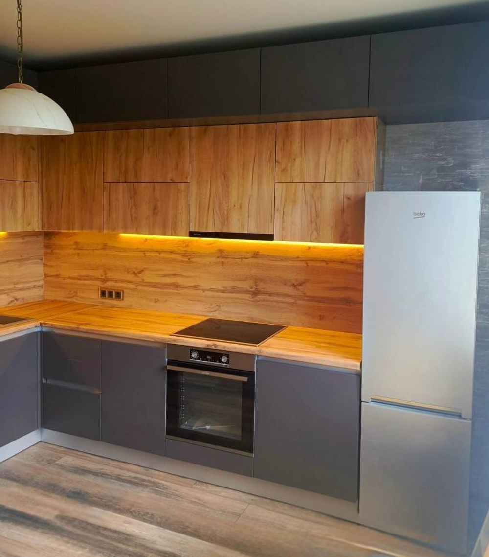 Угловая кухня с LED подсветкой и профильными ручками Gola