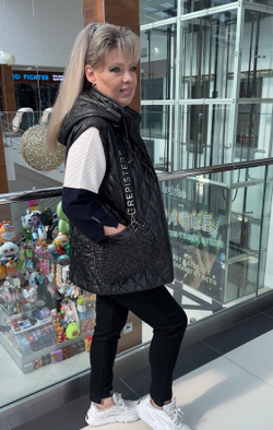 Стеганный черный жилет со стразовым принтом