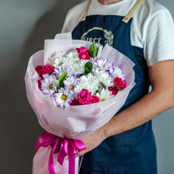 Сборный букет из кустовой хризантемы и кустовой розы