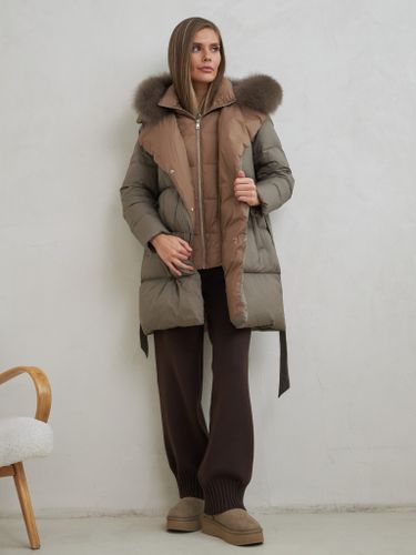 Удлиненный пуховик в цвете хаки с контрастным воротом