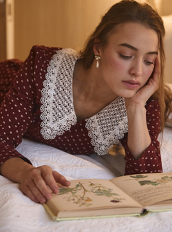 Платье с кружевным воротником