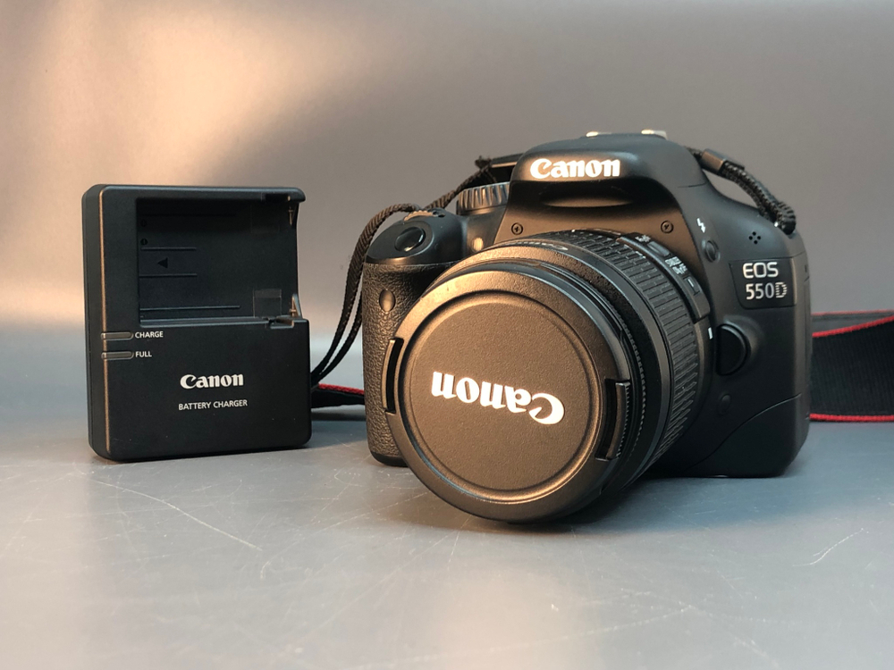 Canon 550D Kit 18-55mm, 9700 Кадров пробега