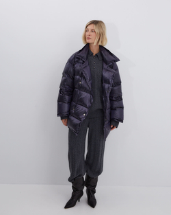 Пуховик двубортный укороченный черничный