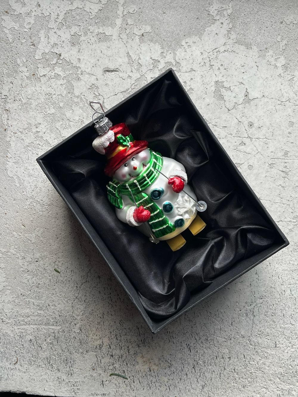 Новогодняя игрушка Снеговик в зеленом шарфике стекло