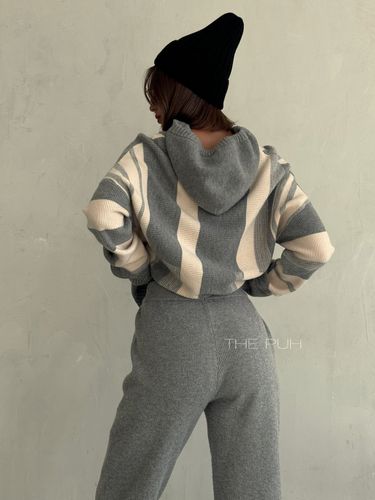 Серый трикотажный костюм с брюками