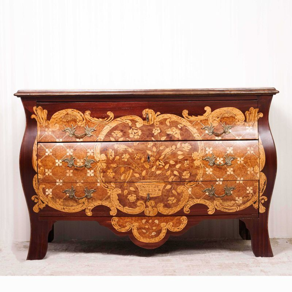 Комод с художественной инкрустацией