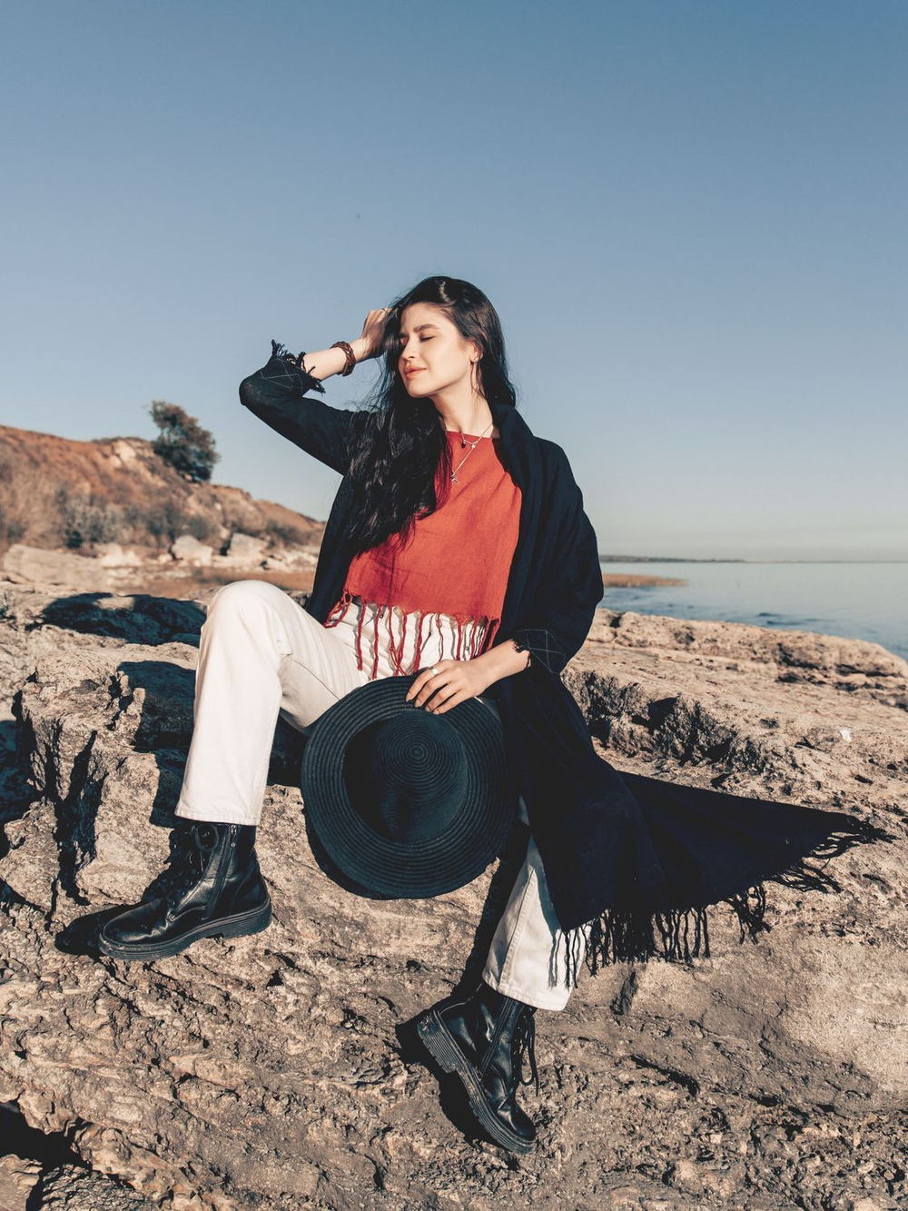 Накидка с бахромой Chintamani короткая (черная)