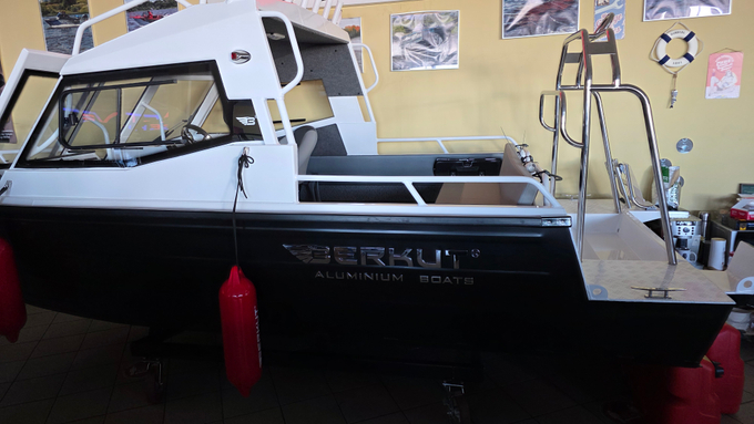 Лодка Беркут L-HT Open. В наличии. Цвет Черный низ - серый верх
