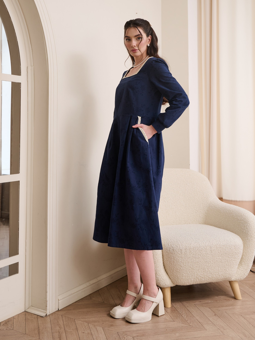 Платье с квадратным вырезом