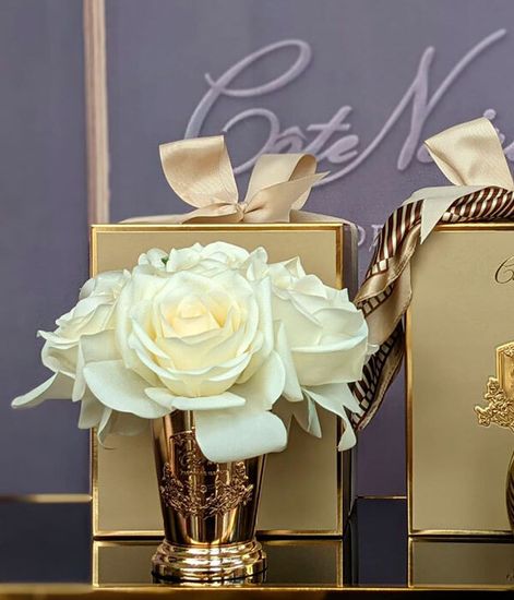 Букет роз цвета шампань в золотом кубке, Cote Noire