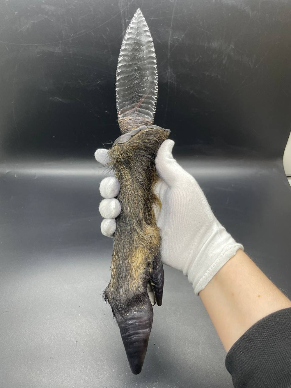 Обсидиановый нож с рукоятью копыта вепря 36 см