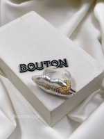 Кольцо Скиап. серебристое в форме "Губ" с золотистым пирсингом в стразах