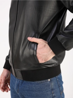 Кожаная куртка демисезонная бомбер под джинсы