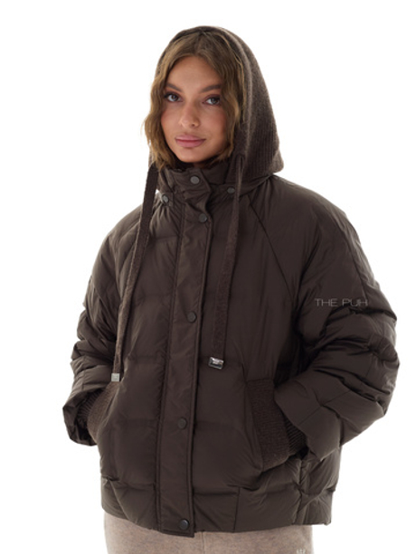 Тонкий пуховик с вязаным капюшоном в цвете шоколад