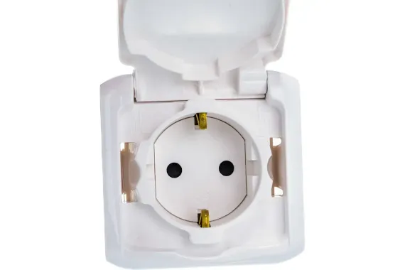 Розетка Legrand Quteo с заземлением + шторка накладная IP44 белая 25994