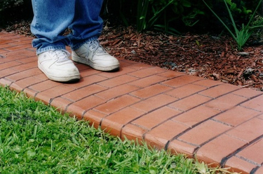 Варианты использования тротуарной плитки на даче