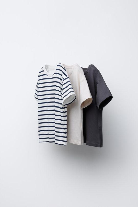 ZARA НАБОР ИЗ ТРЕХ ОДНОТОННЫХ ФУТБОЛОК И ФУТБОЛОК В ПОЛОСКУ, СЕРЫЙ