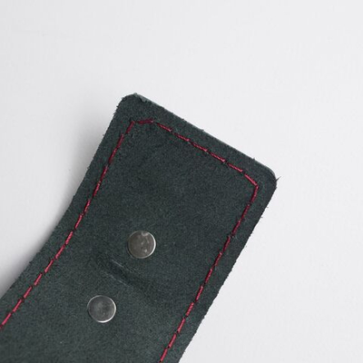 Черные кожаные наручники с красной строчкой