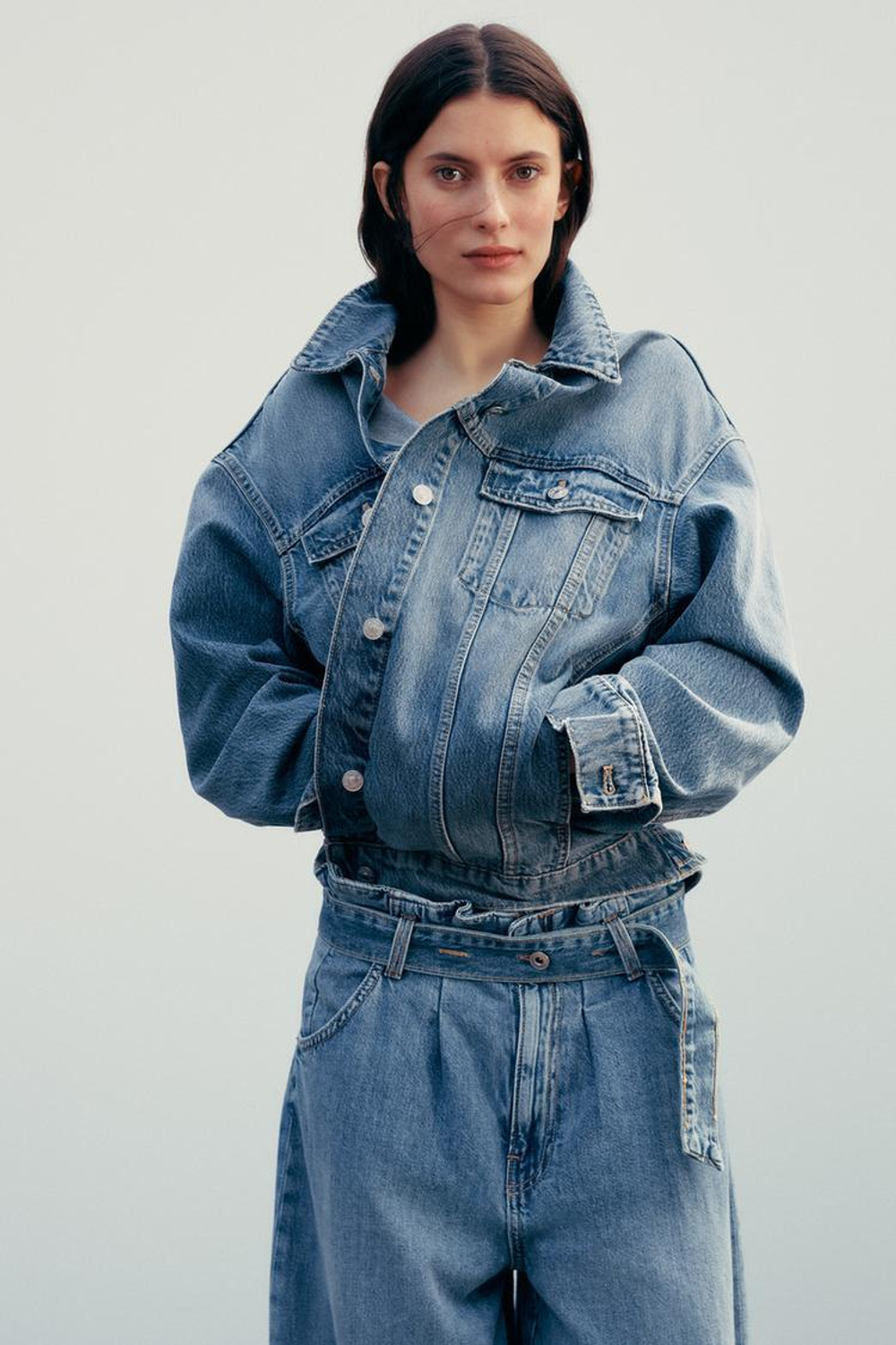 ZARA ДЖИНСЫ TRF С ВЫСОКОЙ ПОСАДКОЙ, СБОРКАМИ НА ПОЯСЕ И РЕМНЕМ, СИНИЙ