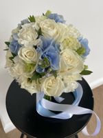 Свадебный букет из лизиантуса, гортензии, одноголовых роз, оксипеталума и эвкалипта