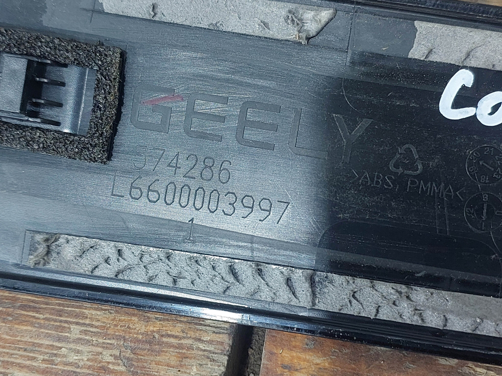 Накладка двери передней левой Geely Coolray 19-нв Б/У Оригинал 6600003997