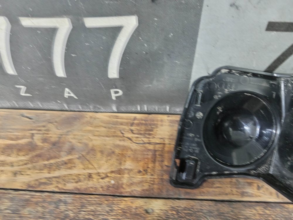 Крышка радарного датчика левая Audi A4 (B9), A5 (F5)  Б/У Оригинал 8W0807819