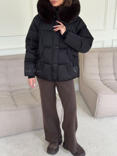 Короткий черный пуховик с мехом лисы