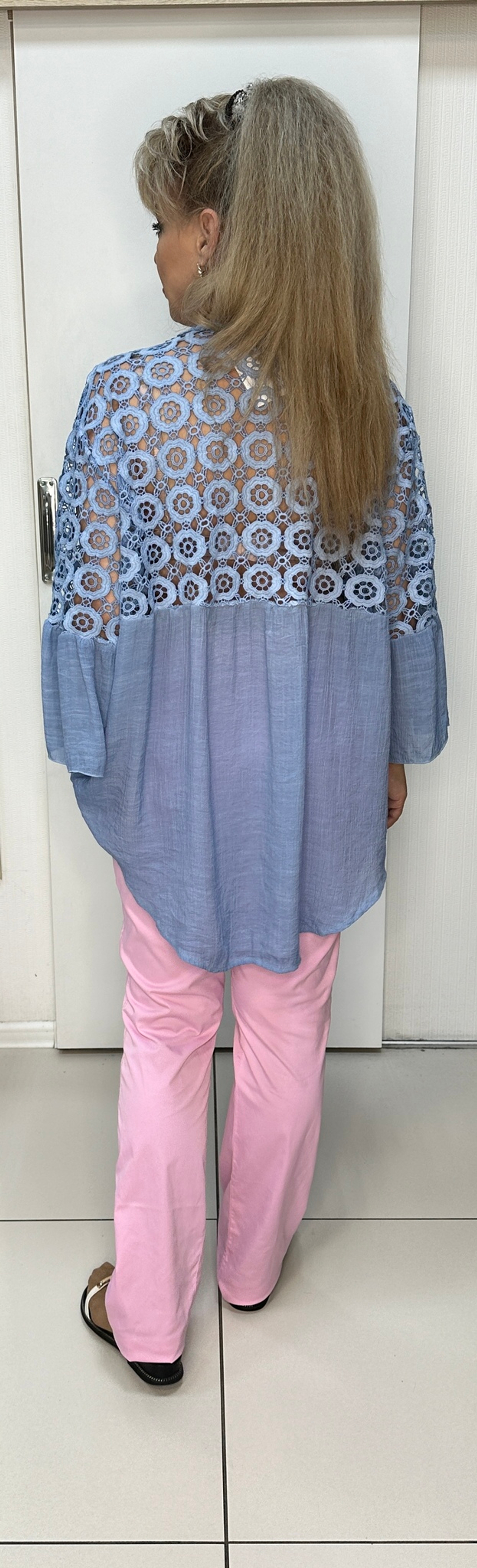 Голубая ажурная туника на пуговицах