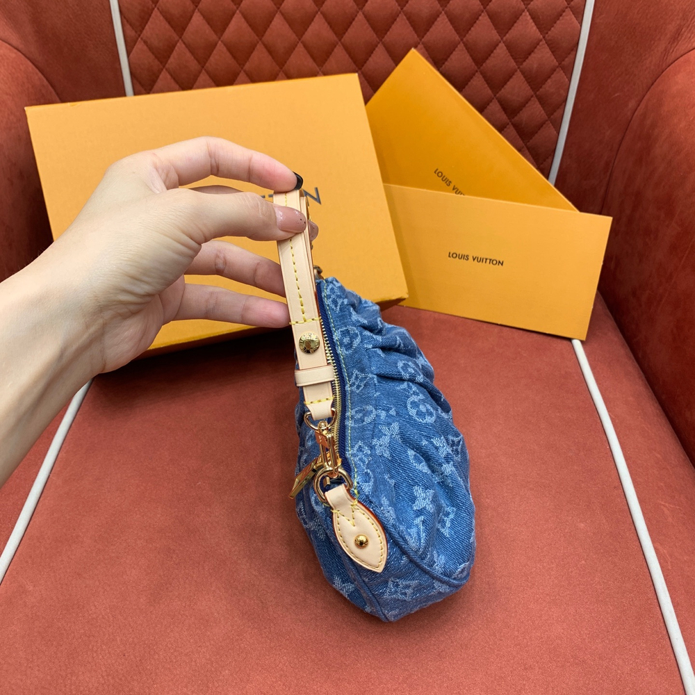 Louis Vuitton Pochette Valley