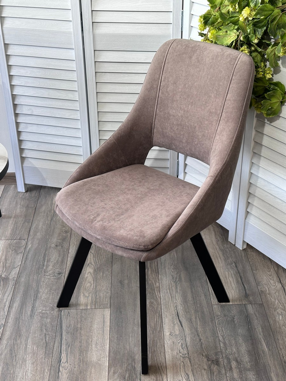 Стул М-City DISAUR Асп (Asp), поворотный на поворотный на 360 градусов, B5 Капучино, Велюр, Черный каркас