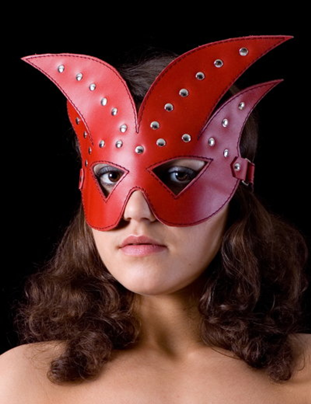 Красная кожаная маска на глаза с клёпками (Цвет: красный)