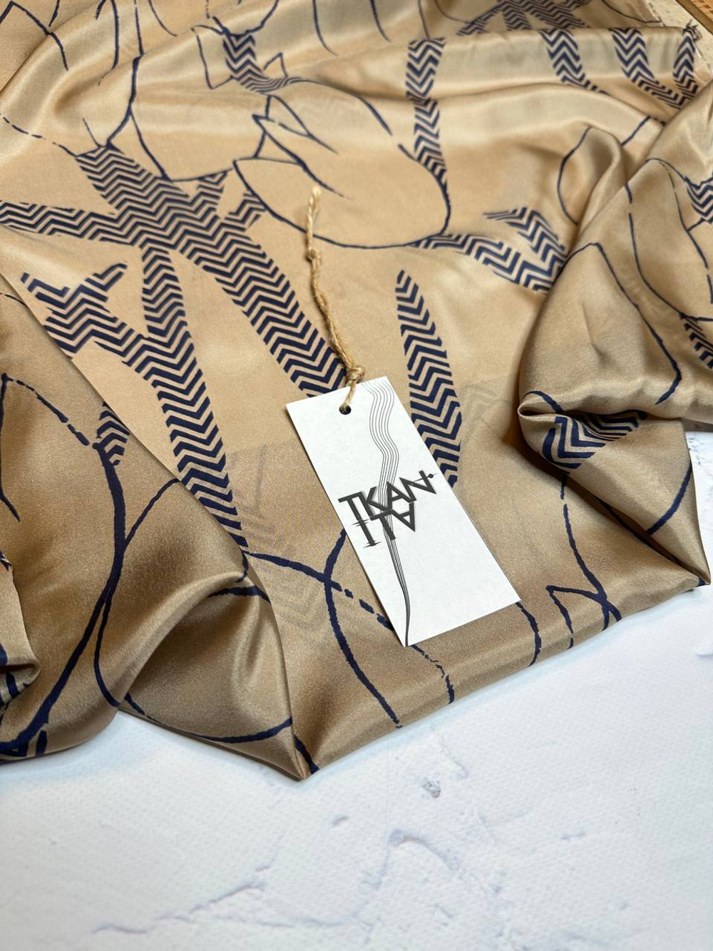 Плательно-блузочный атласный шелк (Max Mara, 100%шелк, Карамельно-бежевый фон/крупные контурные тюльпаны, 138)