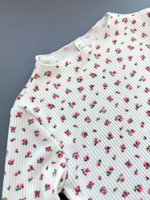 Лонгслив из "лапши в рубчик", белый в мелкий цветочек