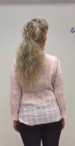 Розовый блузон-жатка с апликацией и кружевами