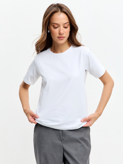 Классическая базовая футболка полуприлегающего силуэта