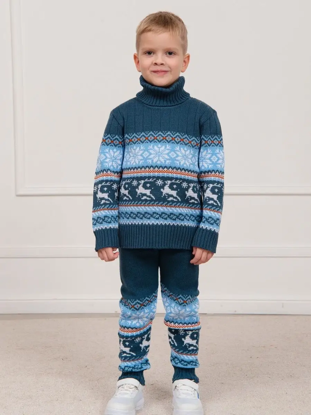 Свитер вязаный с оленями новогодний