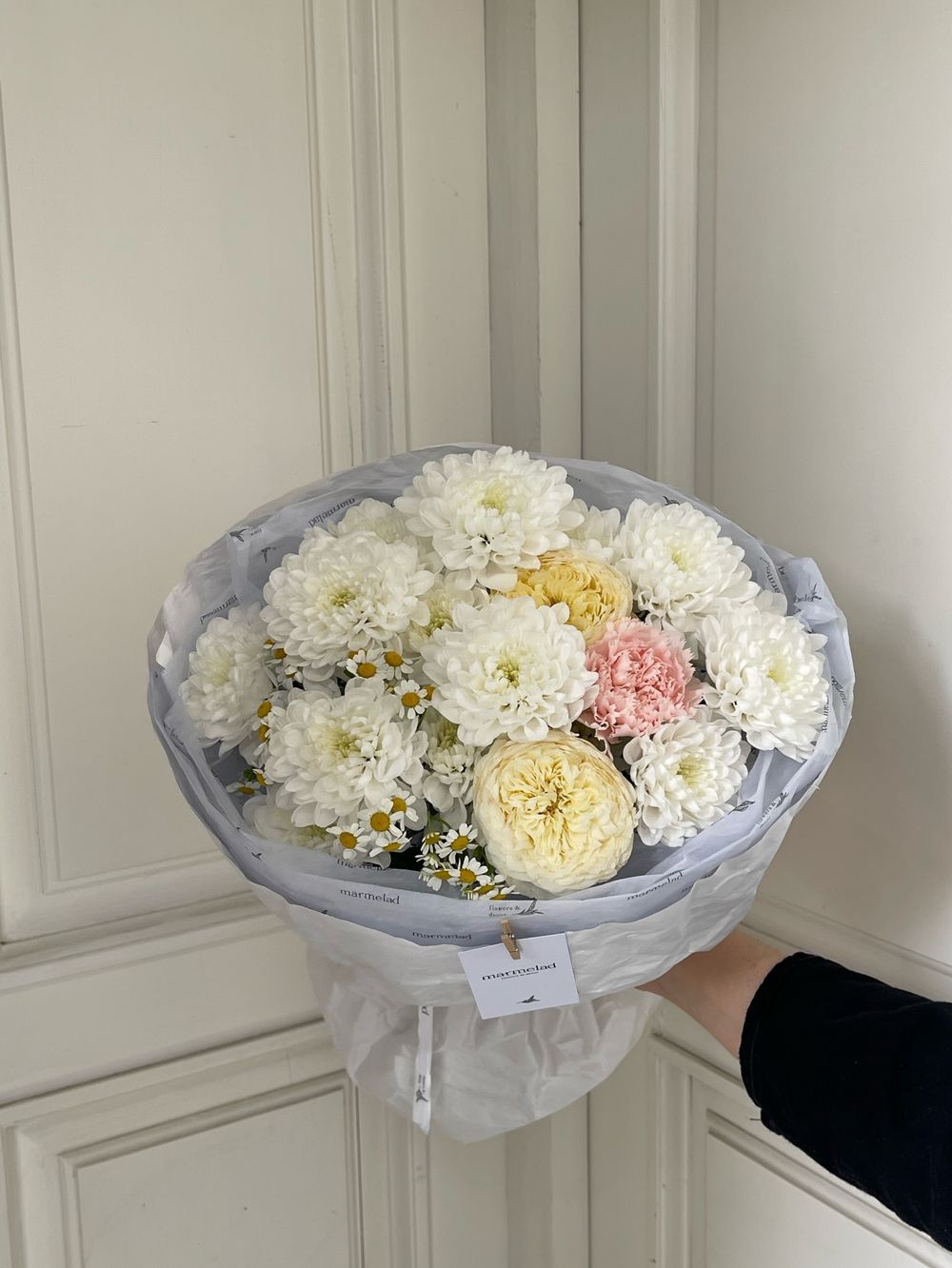 Букет из хризантемы, ромашек и кустовой пионовидной розы