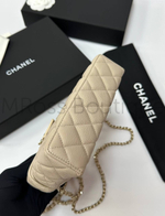 Бежевая сумка Chanel прямоугольная с золотой фурнитурой